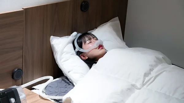 양압기 마스크를 착용한 모습