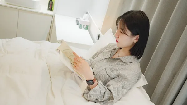 클리오닉 검사실에서 수면검사 안내를 확인하는 모습
